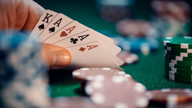 Win Big with Online Poker: A Beginner's Guide to Rules & Strategies